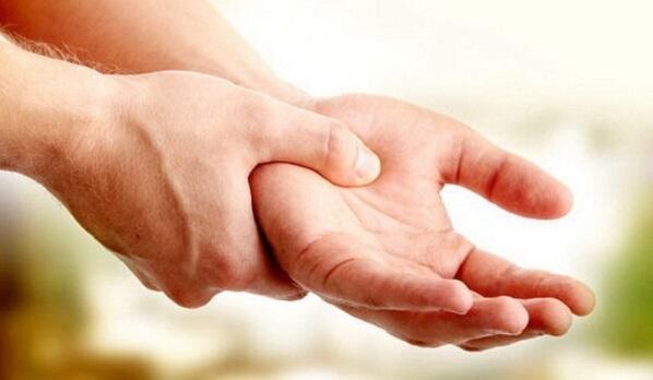 Manos de la mano con osteocondosis cervical