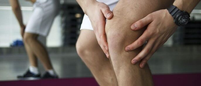 Dolor en las articulaciones de la rodilla debido a la osteoartritis.