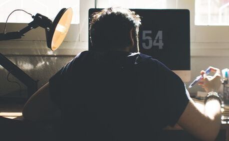 La posición sentada incorrecta es la causa del desarrollo de la osteocondrosis.