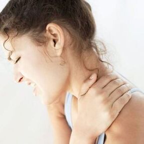 Dolor intenso debido a la osteocondrosis de la columna cervical.
